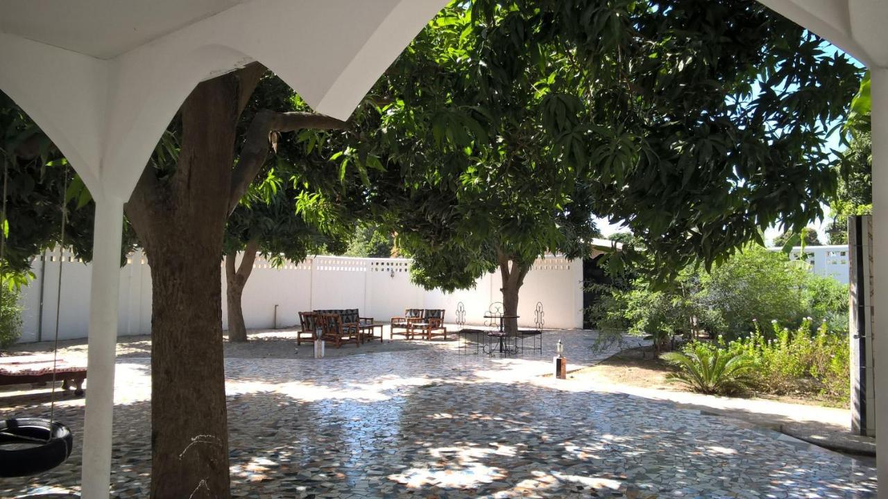 The White House Lodges Brufut Exterior foto